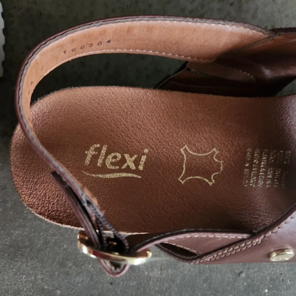 FLEXI WOMEN'S SIZE 8 BROWN PLATAFORM SANDALS. - Picture 4 of 11